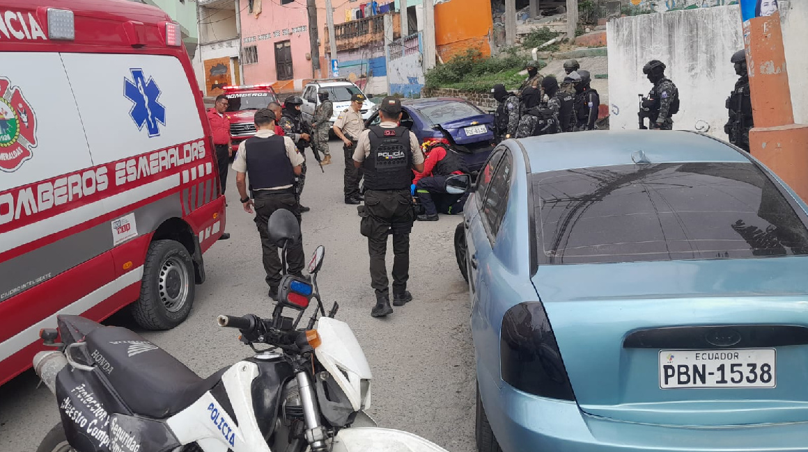 Policías levantan evidencias de una balacera en Esmeraldas el 23 de octubre de 2023.