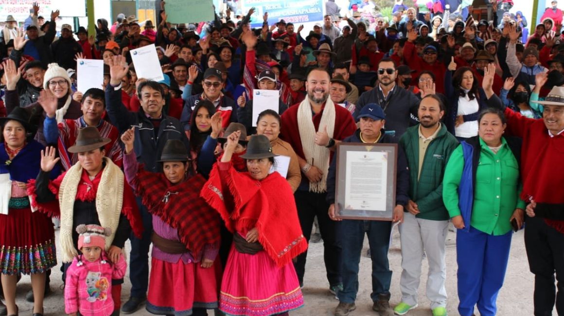 El ministro del Ambiente, José Dávalos, y la comunidad en la declaratoria de la área de protección hídrica en Chimborazo.