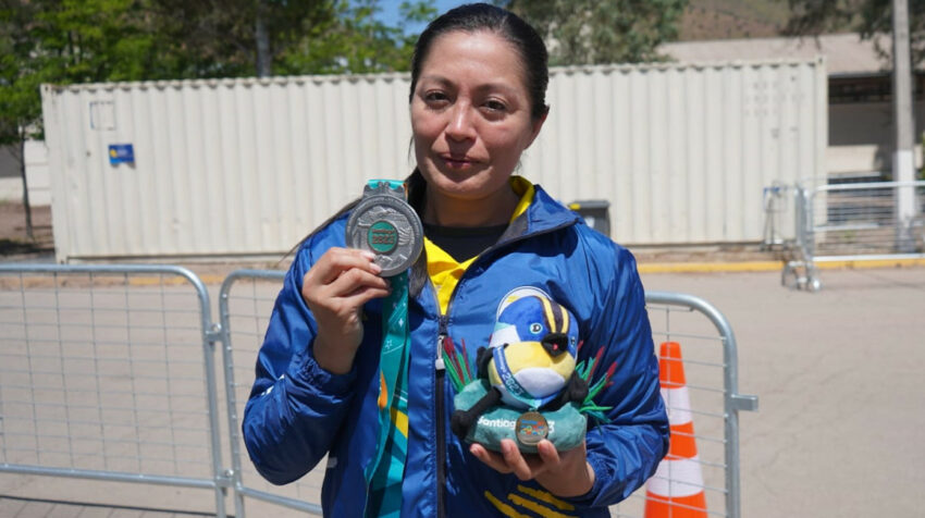 Diana Durango posa con su medalla de plata en los Panamericanos de Santiago y su pase a París 2024.