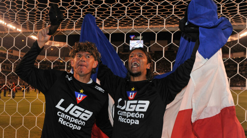 Carlos Espinola y Enrique Vera celebran después de ganar la final de la Recopa Sudamericana 2009.