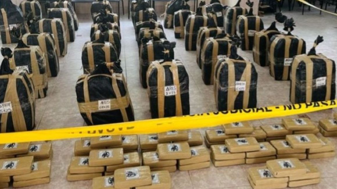 Paquetes de cocaína hallados en un camión en Sucumbíos el 24 de octubre de 2023.