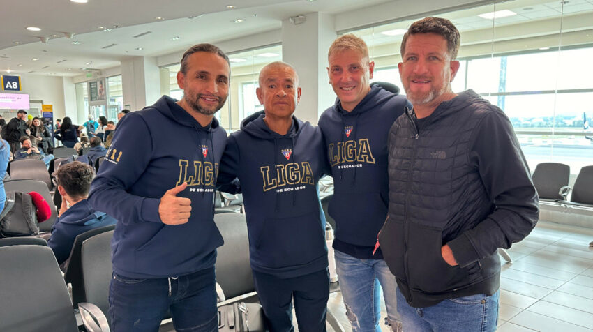 Exjugadores de Liga, Paul Ambrosi y Patricio Urrutia, y otros seguidores en el Aeropuerto Internacional Mariscal Sucre antes de viajar a Uruguay para acompañar a Liga en la final de la Sudamericana, el 25 de octubre de 2023.