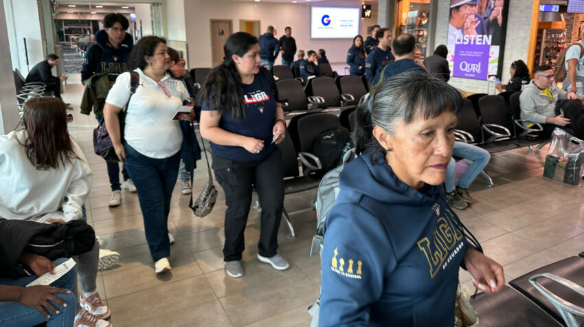 Hinchas de Liga de Quito en el Aeropuerto Internacional Mariscal Sucre antes de viajar a la final de la Sudamericana.