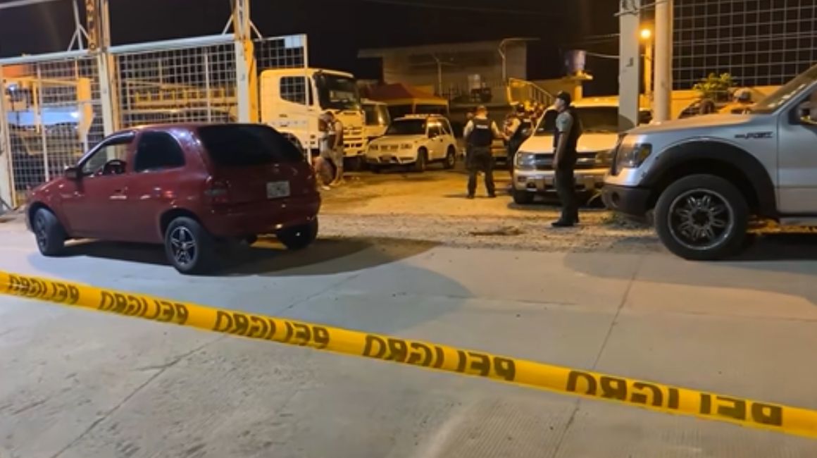 La Policía en un patio de carros de Machala, donde ocurrió un triple crimen, el 24 de julio de 2023.