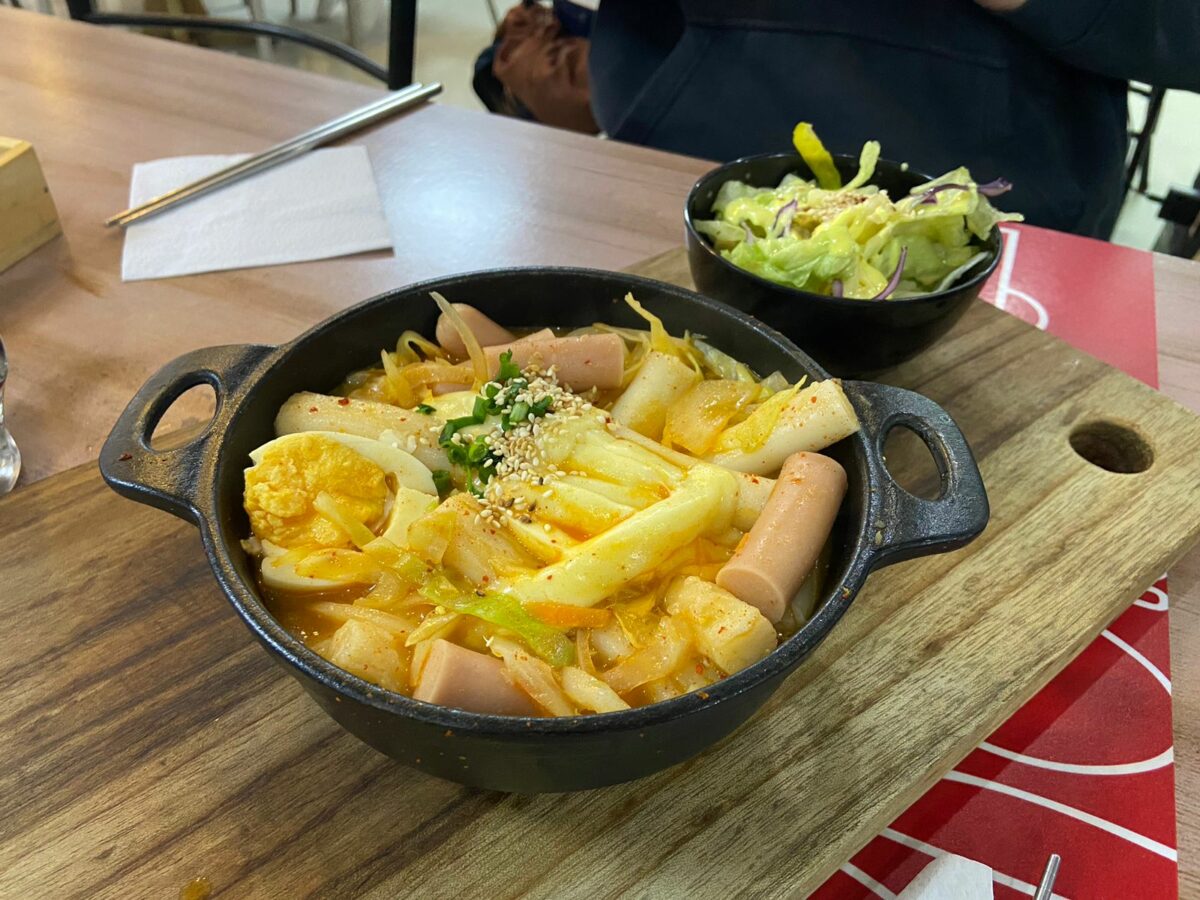 Plato de topokki con queso en Tasty Korean Food