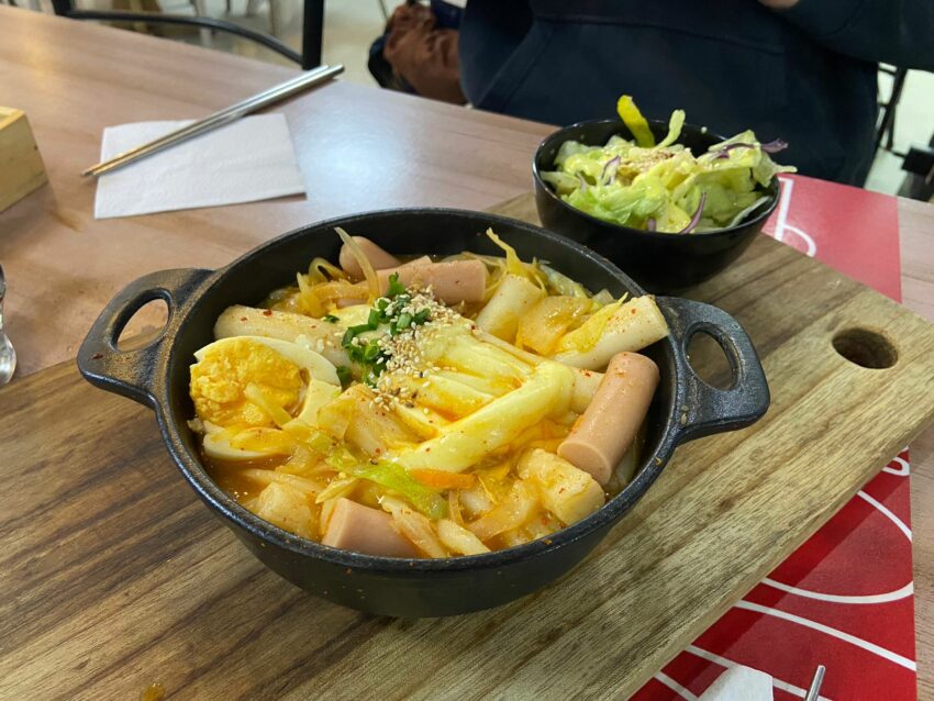 Plato de topokki con queso en Tasty Korean Food