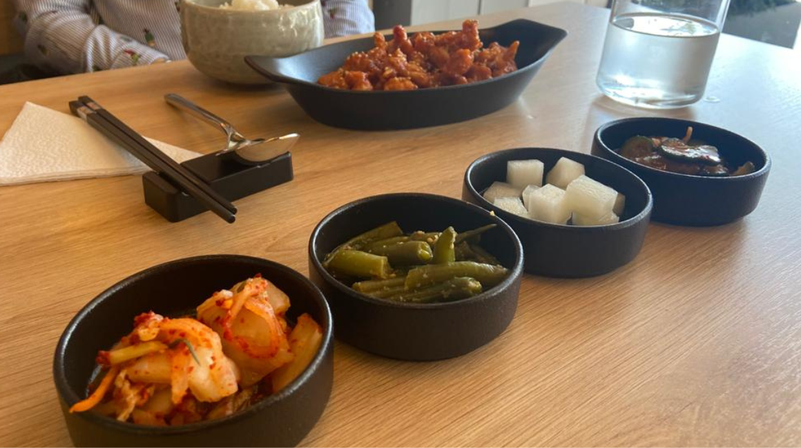 Selección de banchan, guarniciones típicas coreanas en Han Food.