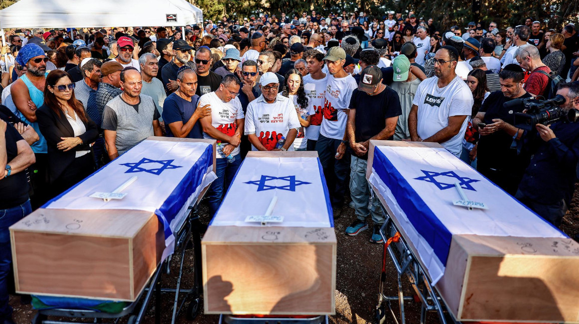 Familiares de tres jóvenes israelíes sepultan sus cuerpos en Israel, el 25 de octubre de 2023.