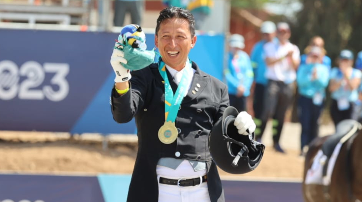 Julio Mendoza, con su medalla de oro en los Juegos Panamericanos de Santiago, el 25 de octubre de 2023.