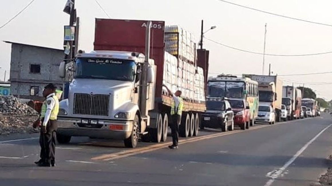 Imagen referencial Vehículos de transporte pesado en una provincia de la Costa.
