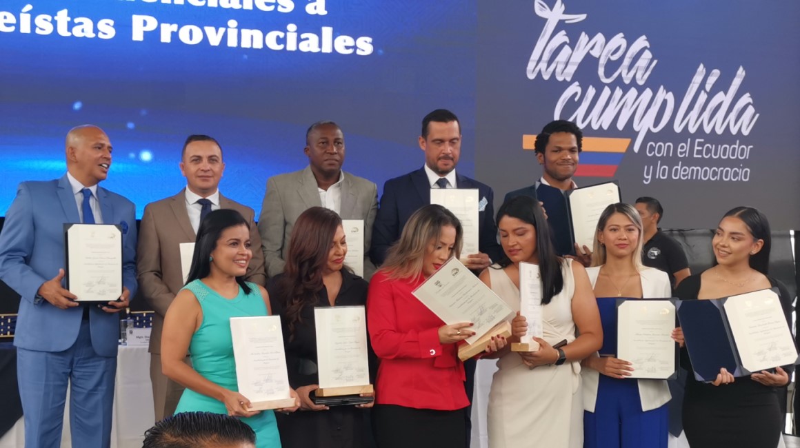 Bloque de asambleístas provinciales de Guayas y alternos de la Revolución Ciudadana, que recibieron credenciales oficiales este miércoles 25 de octubre de 2023 en Guayaquil.