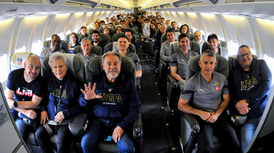 La delegación de Liga en el avión que los trasladó hasta Uruguay para la final de la Copa Sudamericana 2023.
