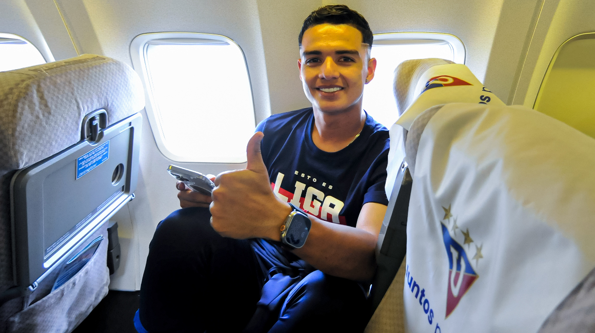 El jugador de Liga de Quito, Alexander Alvarado, en el avión que llevó al equipo a Uruguay, el 25 de octubre de 2023.