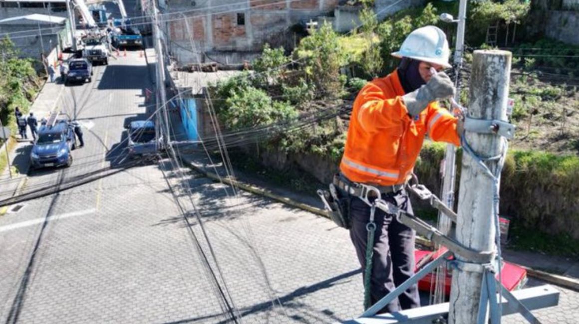 Técnicos de la Empresa Eléctrica de Quito ejecutan trabajos de mantenimiento.