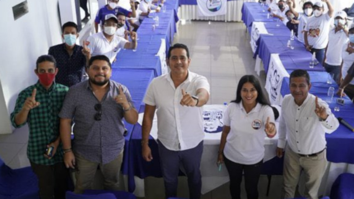 Ronnie Aleaga y Leonardo Cortázar durante un evento, en el tiempo de campaña de las elecciones de 2021. 