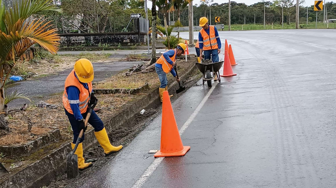 Trabajadores en una vía en Ecuador, el 24 de octubre de 2023.