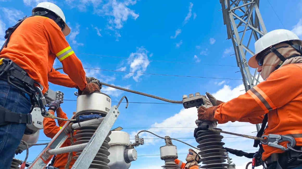 Imagen referencial de trabajadores de la Empresa Eléctrica Quito.