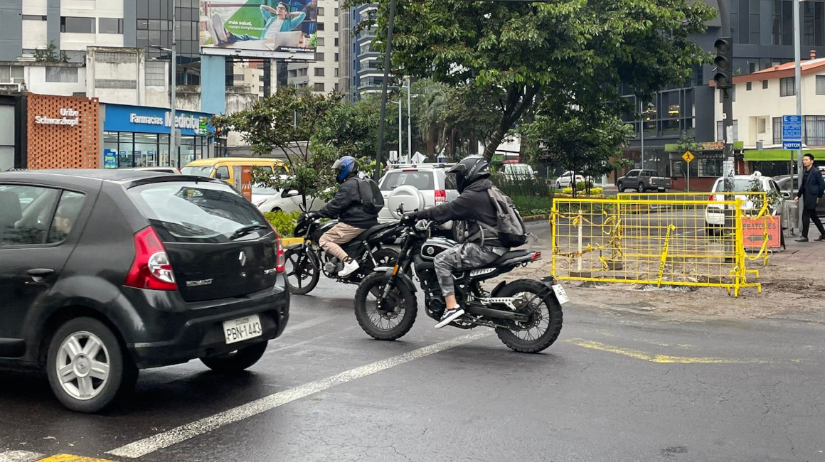 Tráfico vehicular en una de las calles del norte de Quito, el 27 de octubre de 2023. Varios semáforos dejen de funcionar por los apagones.