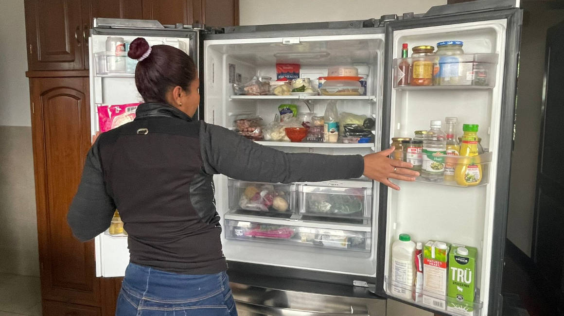 Una mujer revisa sus alimentos en refrigeración en Quito, ante los cortes de luz, el 27 de octubre de 2023.