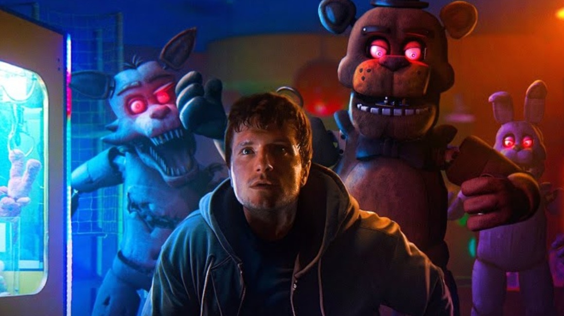 El actor Josh Hutcherson, en una escena de 'Five Nights at Freddy's'.
