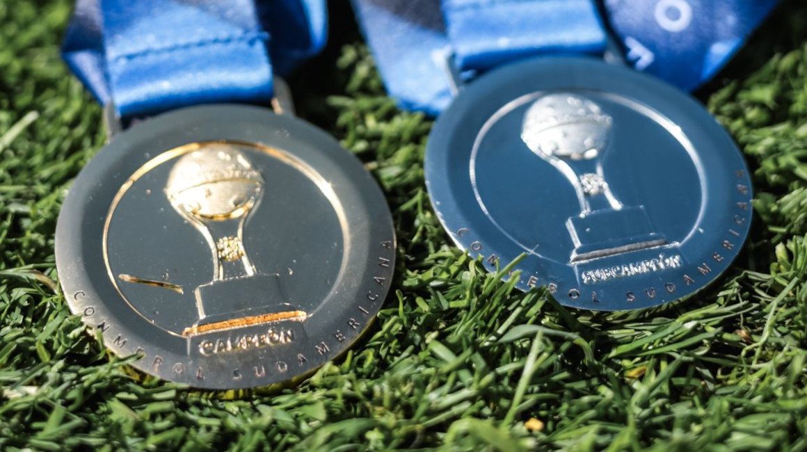 Estas son las medallas que recibirán los campeones y vicecampeones de la Copa Sudamericana 2023.