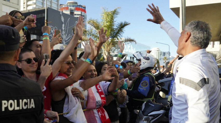 Esteban Paz saluda con los hinchas de Liga durante el banderazo en Punta del Este, Uruguay, el viernes 27 de octubre de 2023.