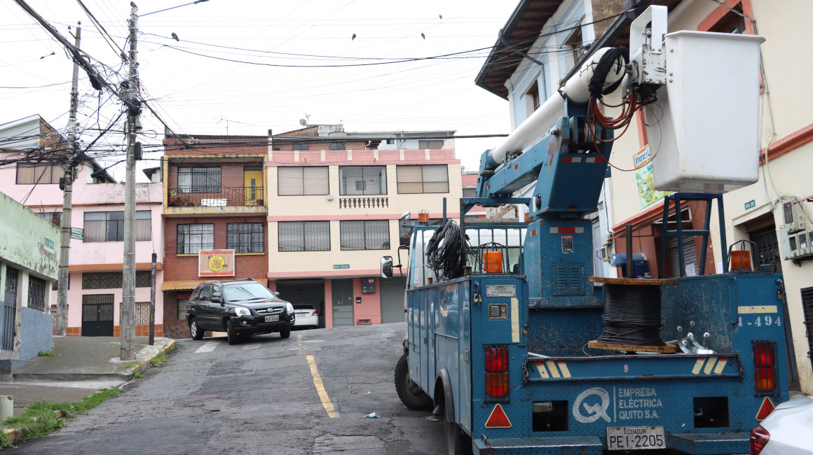 Un vehículo de la Empresa Eléctrica de Quito en el sector Itchimbia, subestación eléctrica la Floresta, el 27 de octubre de 2023.