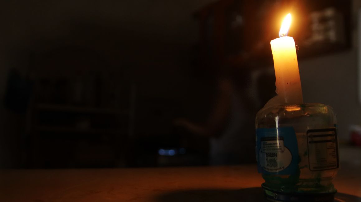 Una vela encendida. Los cortes de luz iniciaron este 27 de octubre a nivel nacional.
