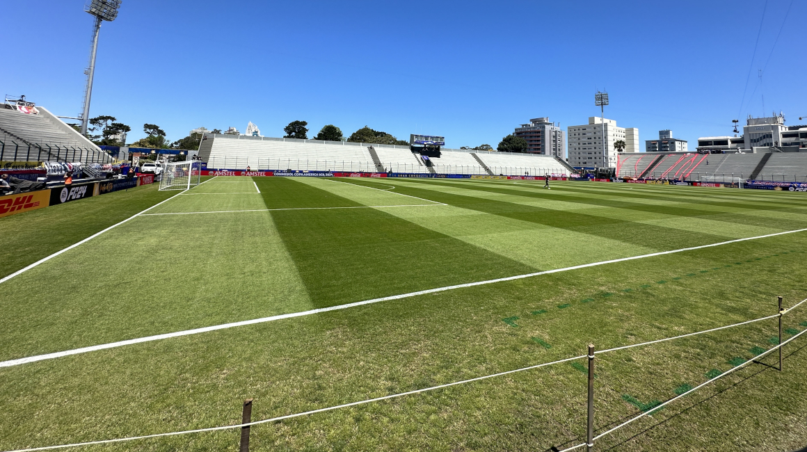 Así luce el estadio Domingo Burgueño Miguel, antes de la final de la Copa Sudamericana entre Liga y Fortaleza, el 28 de octubre de 2023.