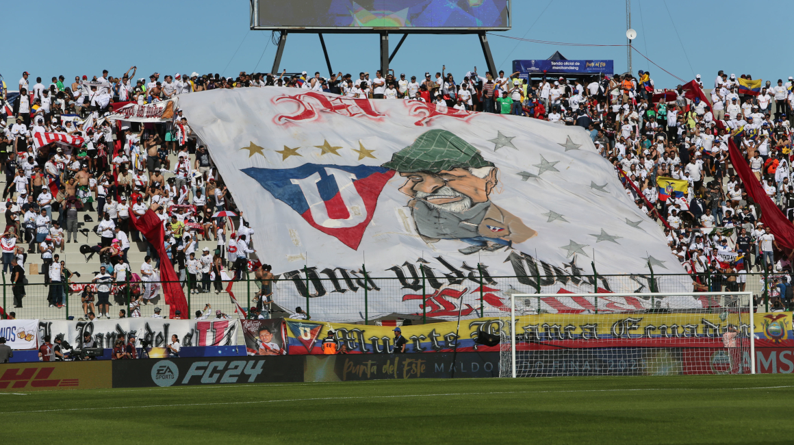 Los hinchas de Liga de Quito muestran la bandera en honor a Rodrigo Paz, en el estadio Domingo Burgueño, el sábado 28 de octubre de 2023. 
