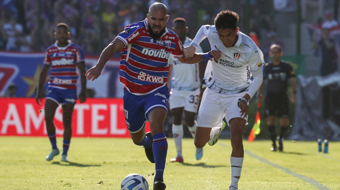 Zé Welison (i) de Fortaleza disputa un balón con Sebastián González de LDU Quito, en la final de la Copa Sudamericana.