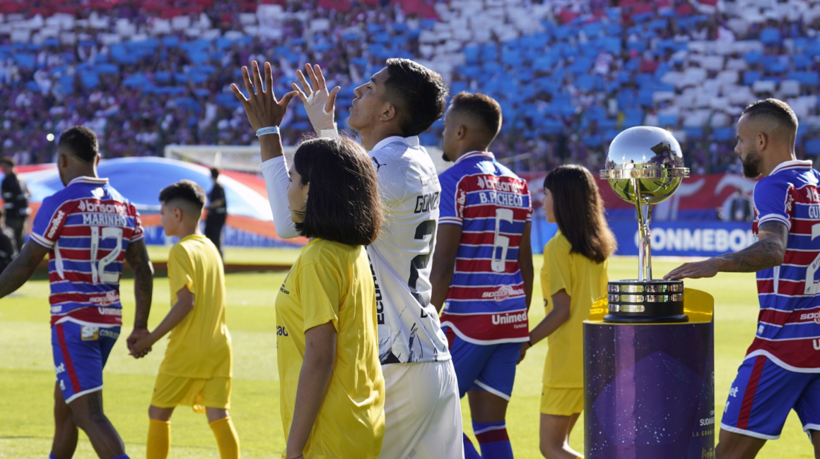Sebastián González, de Liga de Quito, salta a la cancha con sus compañeros para la final de Copa Sudamericana este 28 de octubre de 2023.