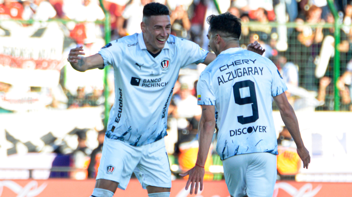 Lisandro Alzugaray festeja el gol del empate de Liga ante Fortaleza con su compañero Mauricio Martínez, el 28 de octubre de 2023. 