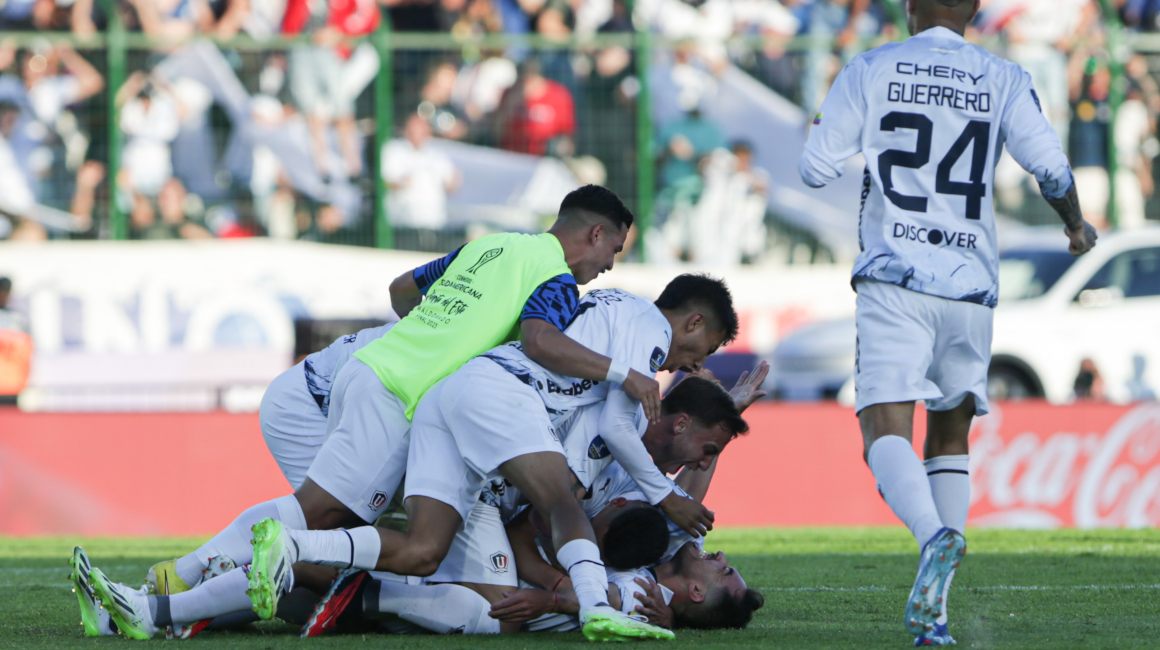 Jugadores de Liga de Quito celebran el gol de Lisandro Alzugaray en la final de la Copa Sudamericana ante Fortaleza, este 28 de octubre de 2023.