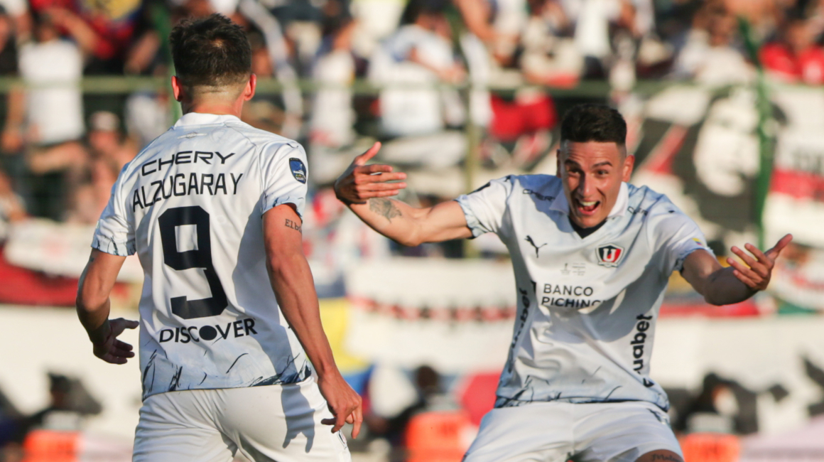 Lisandro Alzugaray (i) de Liga de Quito celebra su gol ante Fortaleza en la final de la Copa Sudamericana, el 28 de octubre de 2023.