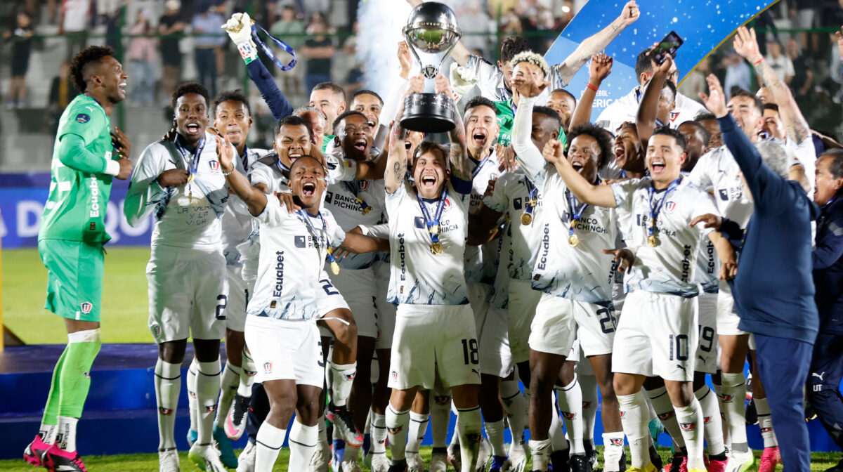 Los jugadores de Liga celebrando con el trofeo de la Copa Sudamericana el 28 de octubre de 2023.