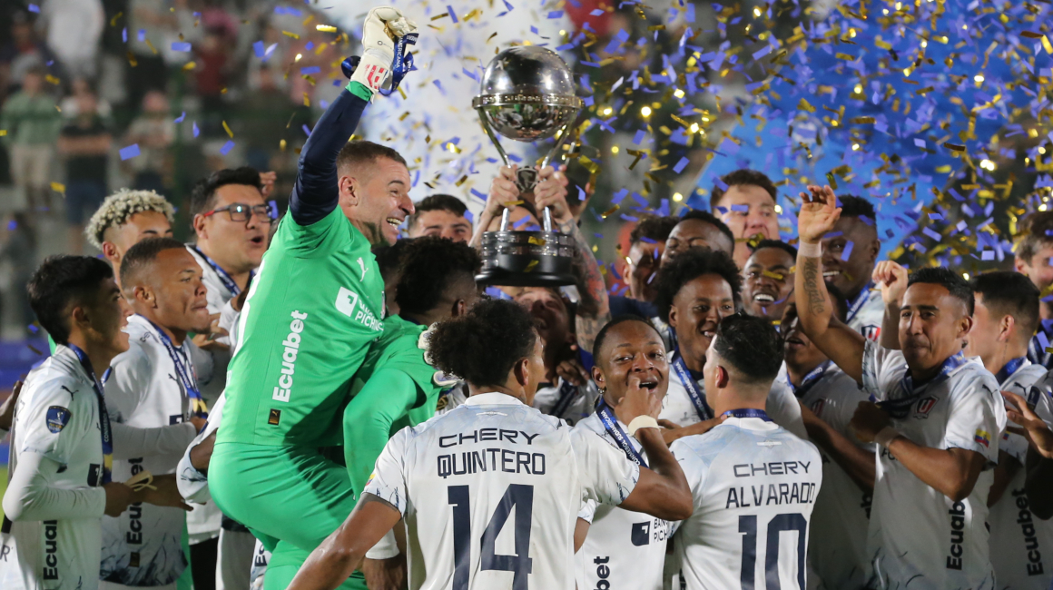 Jugadores de LDU Quito celebran al ganar la Copa Sudamericana frente a Fortaleza hoy, en el estadio Domingo Burgueño Miguel en Maldonado (Uruguay).