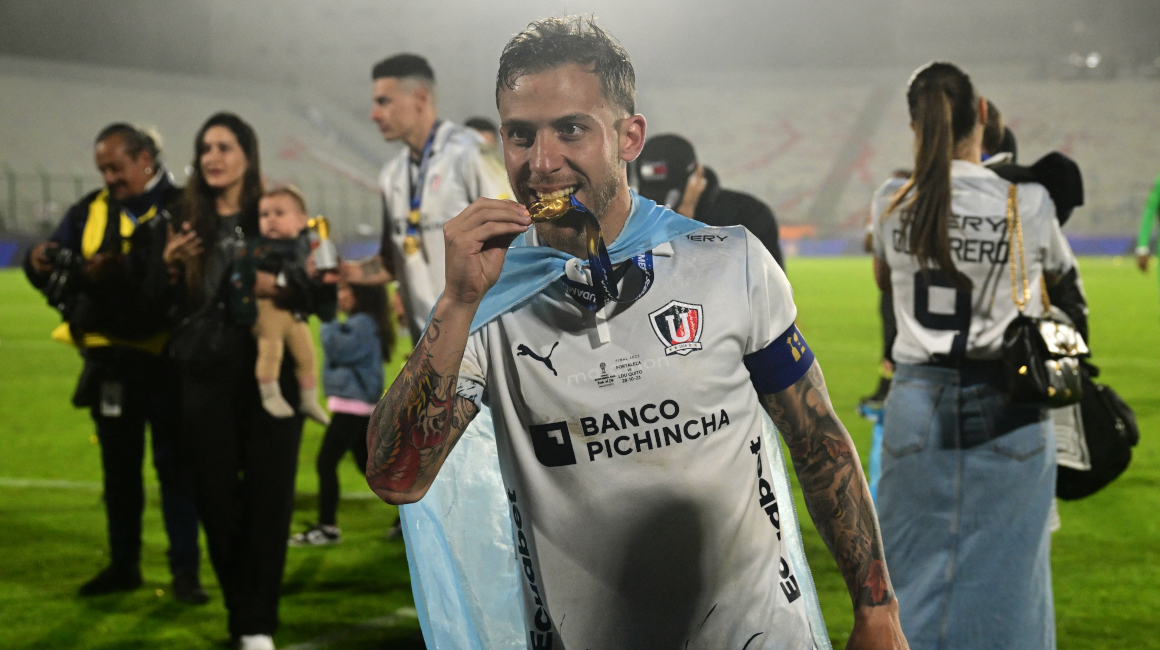 Ezequiel Piovi posa con su medalla de campeón de Copa Sudamericana 2023.