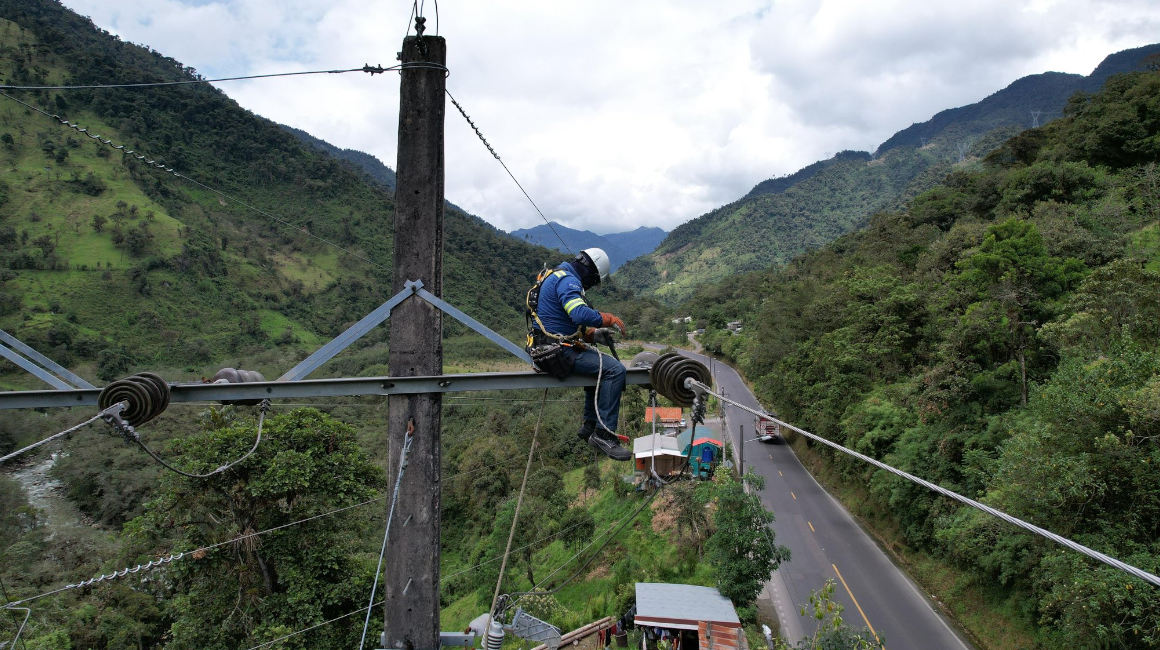 Mantenimiento de la red eléctrica de Quito, el 26 de octubre de 2023.