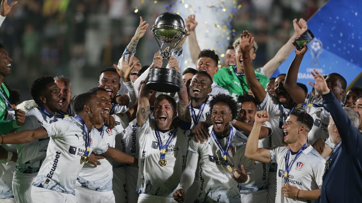 Jugadores de Liga de Quito festejan tras recibir la Copa Sudamericana.