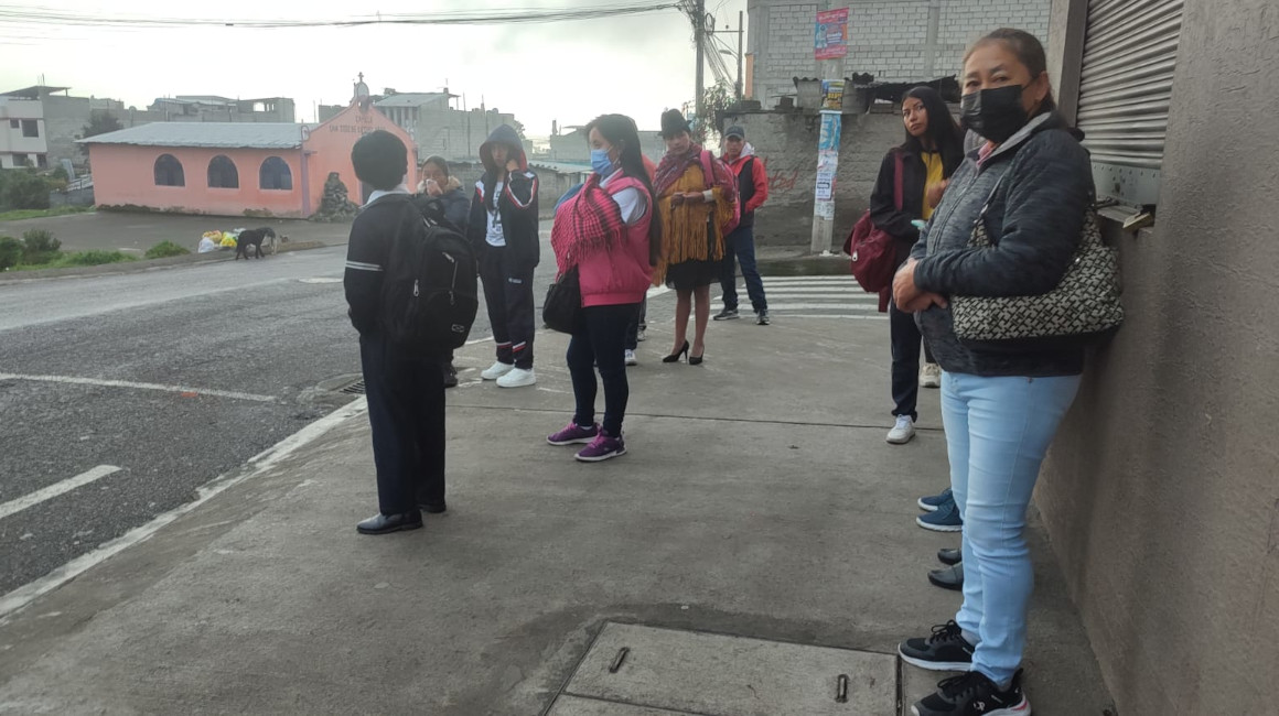 Luisa Anaguano espera el bus en el barrio San Juan de Cutuglagua, el 26 de octubre de 2023.
