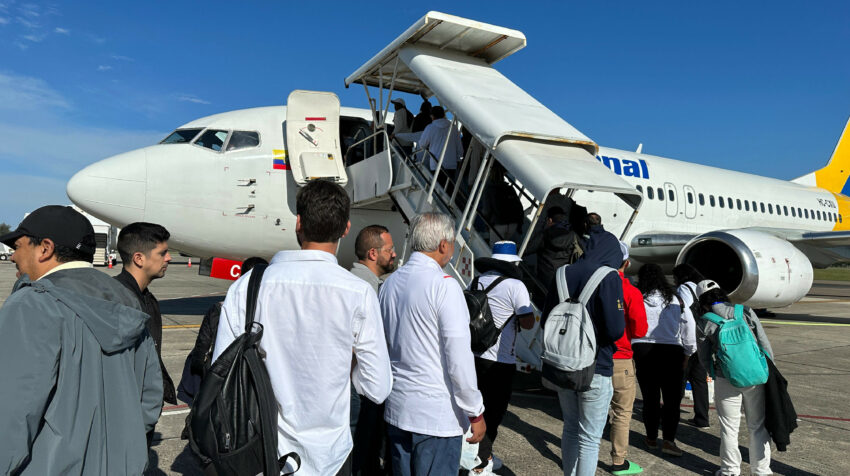 Parte de la delegación de Liga de Quito sube a uno de los vuelos chárter para regresar a Ecuador, el 29 de octubre de 2023.
