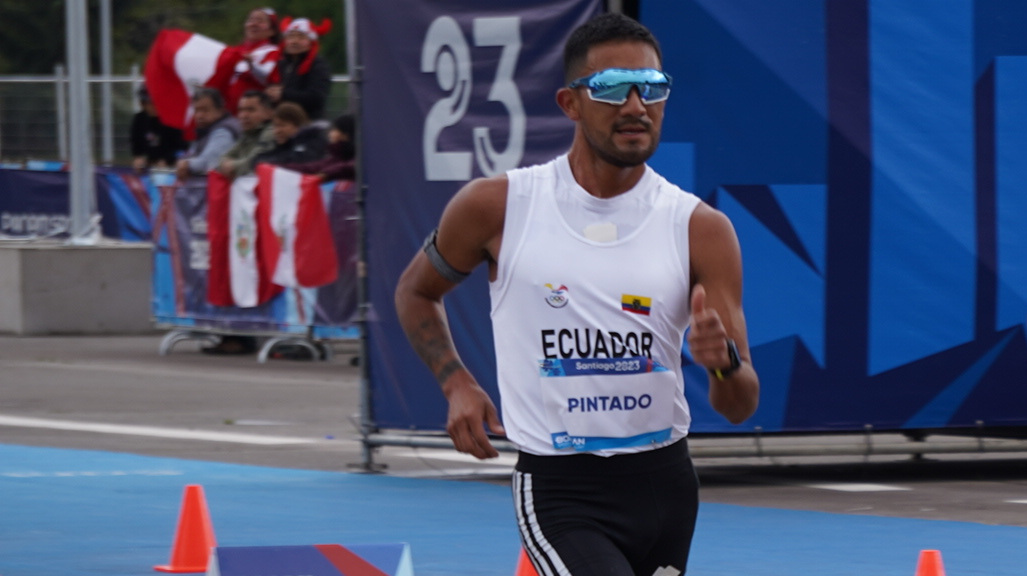 El marchista Daniel Pintado durante la competencia de 20 kilómetros de los Juegos Panamericanos, el 29 de octubre de 2023.