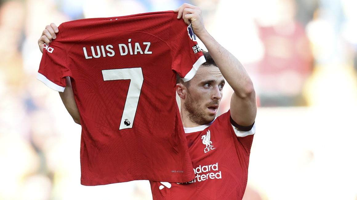 Diego Jota, del Liverpool, celebró su gol este 29 de octubre ante Nottingham Forest con la camiseta de Luis Díaz.