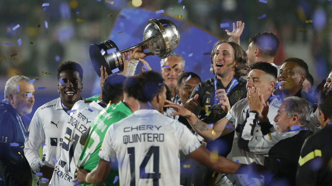 Jugadores de Liga alzando el trofeo de la Copa Sudamericana el sábado 28 de octubre de 2023.