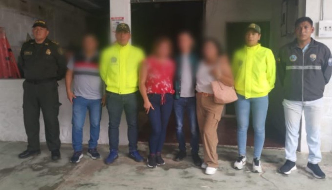 Miembros de la Policía de Ecuador junto con la víctima de secuestro en Colombia y sus familiares.