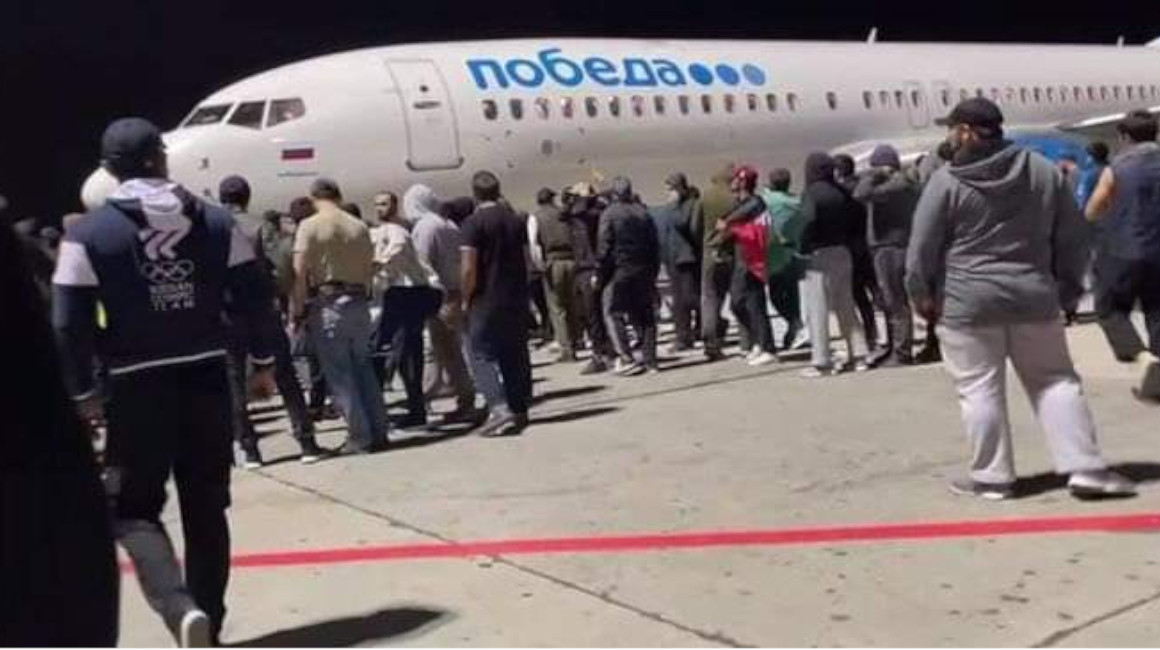 Cientos de manifestantes se toman el aeropuerto de Daguestán, 29 de octubre de 2023.