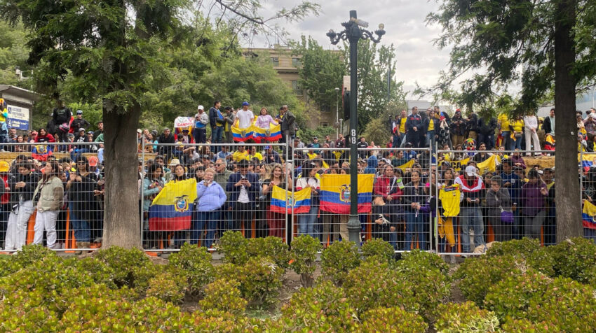 Cientos de ecuatorianos asisten a los Juegos Panamericanos en Santiago, el 29 de octubre de 2023.