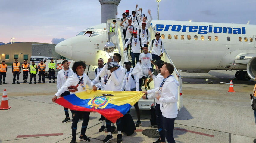 Los jugadores de Liga tras su arribo a Quito con el trofeo de la Copa Sudamericana 2023.
