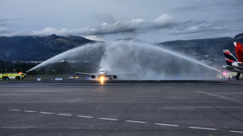Recibimiento con arco de agua en el Aeropuerto Mariscal Sucre.